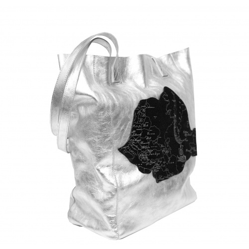 https://www.carmenittta.ro/uploads/products/2019W36/arround-the-world-printed-leather-romanian-map-on-silver-handmade-shopperbag-carmenittta-0044-gallery-5-500x500.jpg