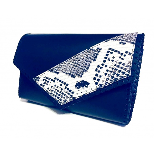 https://www.carmenittta.ro/uploads/products/2020W42/black-leather-bag-with-a-snakeprint-detail-0083-gallery-1-500x500.jpg