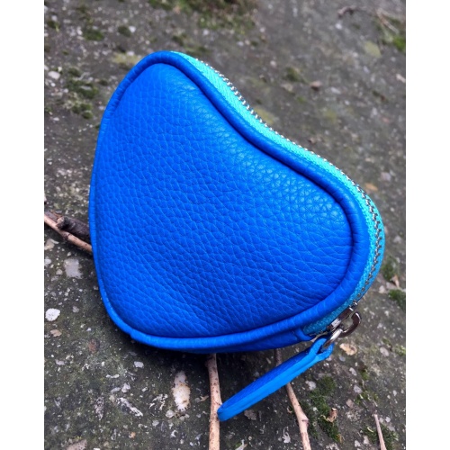 https://www.carmenittta.ro/uploads/products/2021W25/blue-leather-heart-little-wallet-0129-gallery-2-500x500.jpg