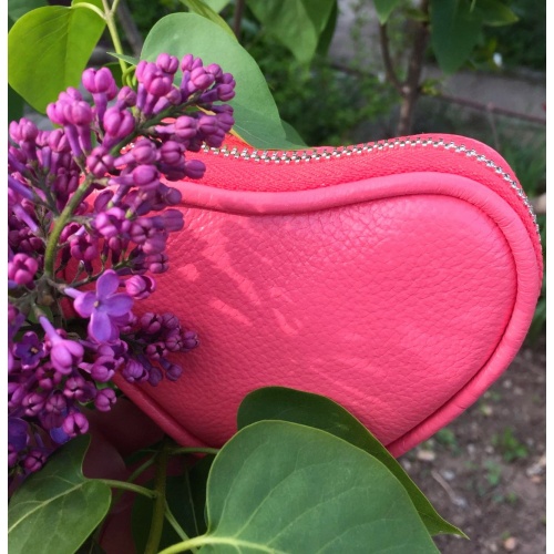 https://www.carmenittta.ro/uploads/products/2021W25/coral-leather-heart-little-wallet-0130-gallery-1-500x500.jpg