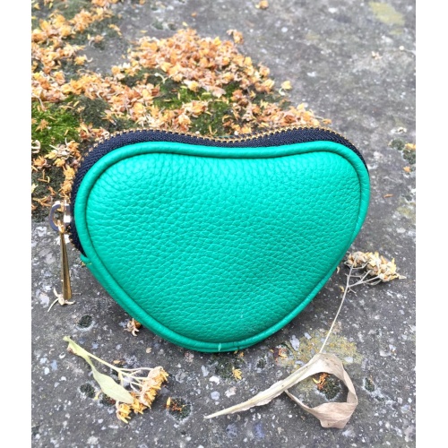 https://www.carmenittta.ro/uploads/products/2021W27/light-green-leather-heart-little-wallet-0138-gallery-1-500x500.jpg