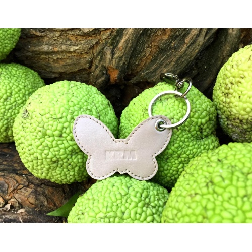 https://www.carmenittta.ro/uploads/products/2021W43/pearl-cream-box-leather-butterfly-keychain-krm-0147-gallery-1-500x500.jpg