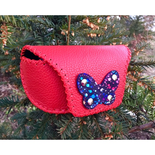 https://www.carmenittta.ro/uploads/products/2022W09/red-leather-sunglasses-handsewn-case-with-a-butterfly-0161-gallery-1-500x500.jpg