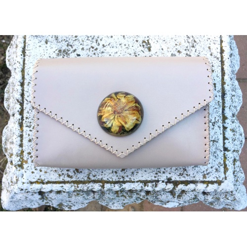 https://www.carmenittta.ro/uploads/products/2022W12/calistephus-flower-in-epoxy-resin-on-pearl-cream-leather-handmade-bag-0172-gallery-1-500x500.jpg