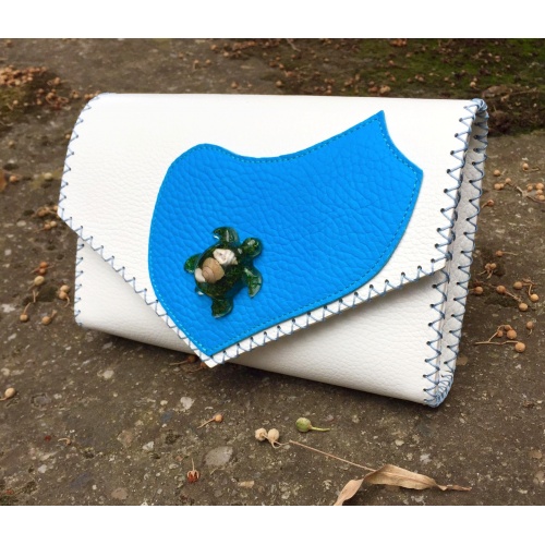 https://www.carmenittta.ro/uploads/products/2022W12/handmade-white-leather-bag-with-callistephus-flower-in-epoxy-resin-turtle-0169-gallery-1-500x500.jpg