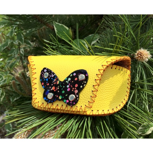 https://www.carmenittta.ro/uploads/products/2022W18/yellow-leather-sunglasses-handsewn-case-with-a-colorful-printed-black-camoscio-leather-butterfly-0184-gallery-1-500x500.jpg