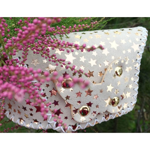 https://www.carmenittta.ro/uploads/products/2022W19/metallic-gold-stars-printed-on-white-suede-leather-sunglasses-handsewn-case-0186-gallery-1-500x500.jpg