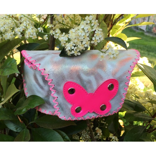 https://www.carmenittta.ro/uploads/products/2022W19/special-printed-suede-leather-sunglasses-handsewn-case-with-a-hot-pink-butterfly-0194-gallery-6-500x500.jpg