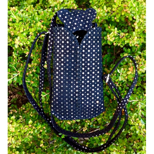 https://www.carmenittta.ro/uploads/products/2022W42/black-suede-leather-with-metallic-dots-handsewn-phonecase-0213-gallery-1-500x500.jpg