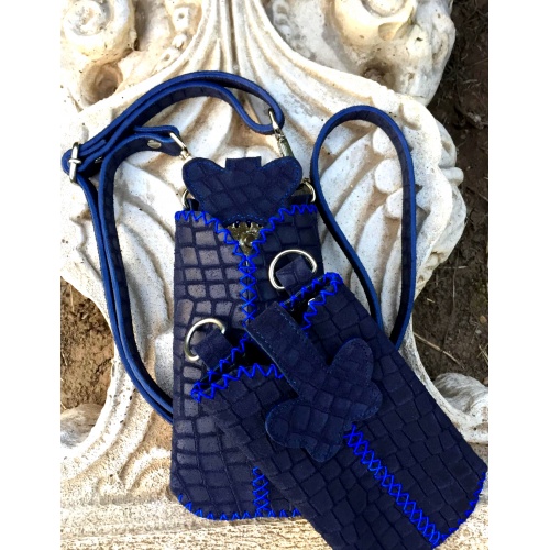 https://www.carmenittta.ro/uploads/products/2022W42/navy-blue-croco-print-suede-leather-handsewn-phonecase-0208-gallery-1-500x500.jpg