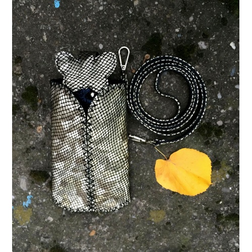 https://www.carmenittta.ro/uploads/products/2022W47/metallic-gold-print-on-black-suede-leather-handsewn-phonecase-0220-gallery-1-500x500.jpg