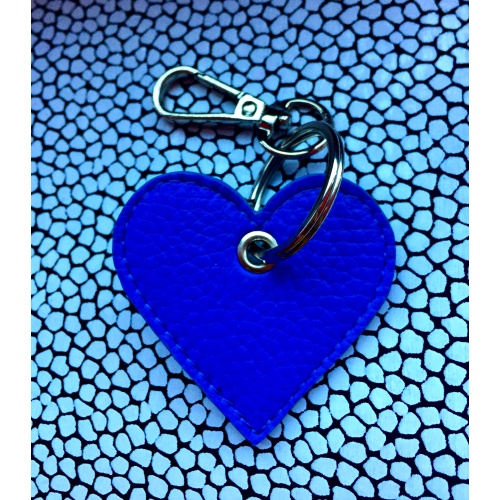 https://www.carmenittta.ro/uploads/products/2023W01/blue-leather-handmade-heart-keychain-0226-gallery-1-500x500.jpg