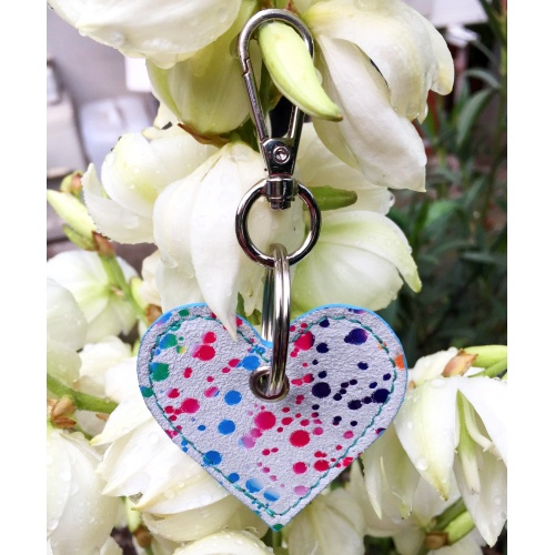 https://www.carmenittta.ro/uploads/products/2023W01/colorful-painted-white-suede-leather-heart-keychain-0224-gallery-1-500x500.jpg