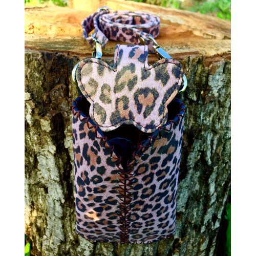 https://www.carmenittta.ro/uploads/products/2023W18/animal-printed-leather-handsewn-phonecase-0254-gallery-1-500x500.jpg