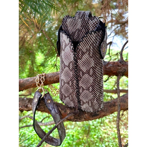 https://www.carmenittta.ro/uploads/products/2023W49/powder-gray-shades-snakeprinted-leather-handsewn-phonecase-0266-gallery-1-500x500.jpg