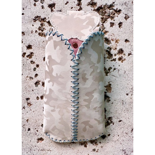 https://www.carmenittta.ro/uploads/products/2023W49/viva-komando-camouflage-print-on-white-suede-leather-handsewn-phonecase-0270-gallery-1-500x500.jpg
