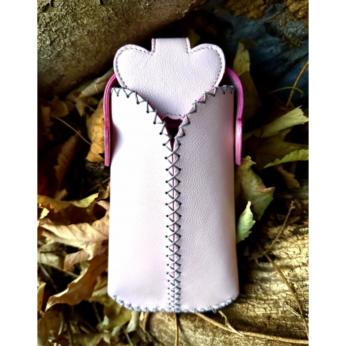 https://www.carmenittta.ro/uploads/products/2024W12/pink-leather-handsewn-phonecase-0273-gallery-1-500x500.jpg