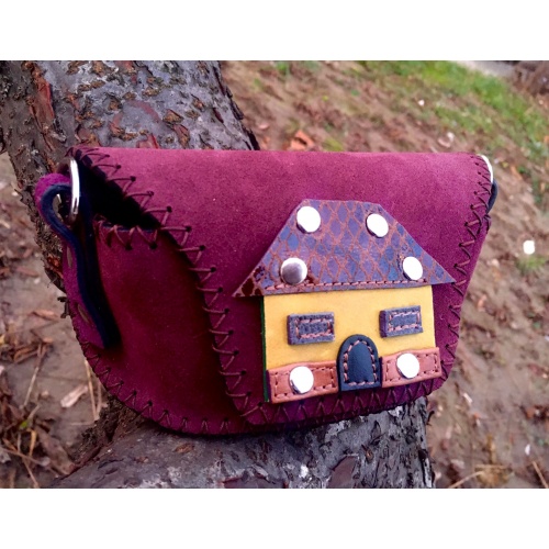 https://www.carmenittta.ro/uploads/products/2024W13/little-leather-house-on-brown-suede-leather-sunglasses-handsewn-case-0281-gallery-1-500x500.jpg