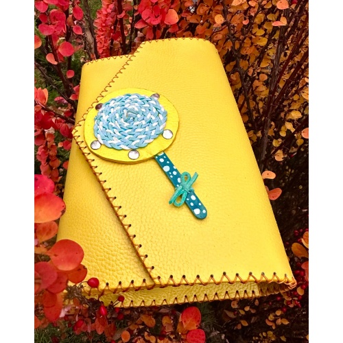https://www.carmenittta.ro/uploads/products/2024W17/handmade-yellow-leather-bag-with-a-blue-and-yellow-lollypop-carmenittta-0285-gallery-1-500x500.jpg